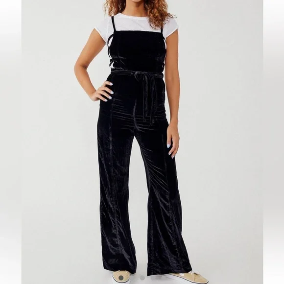 NWT FREE PEOPLE FOREVER 90s BLACK VELVET OVERALLS Size XS - Picture 3 of 7